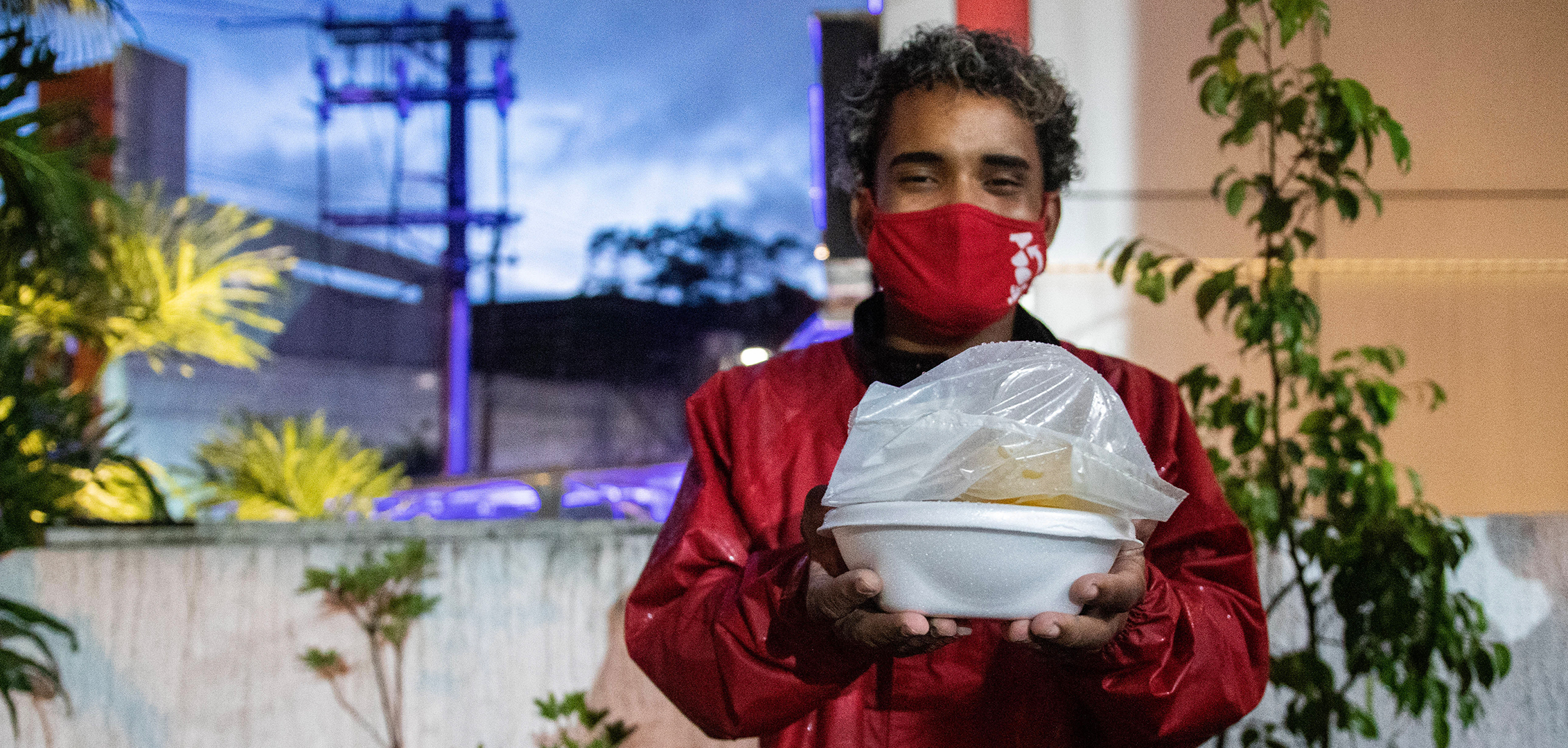 Entregadores de comida fazem fila para receber marmitas doadas em São Paulo