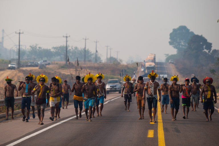 Protesto do povo Kayapó em agosto de 2020 na BR-163 exige direito de consulta na concessão da Ferrogrão. Foto: Fernando Sousa/Instituto Kabu